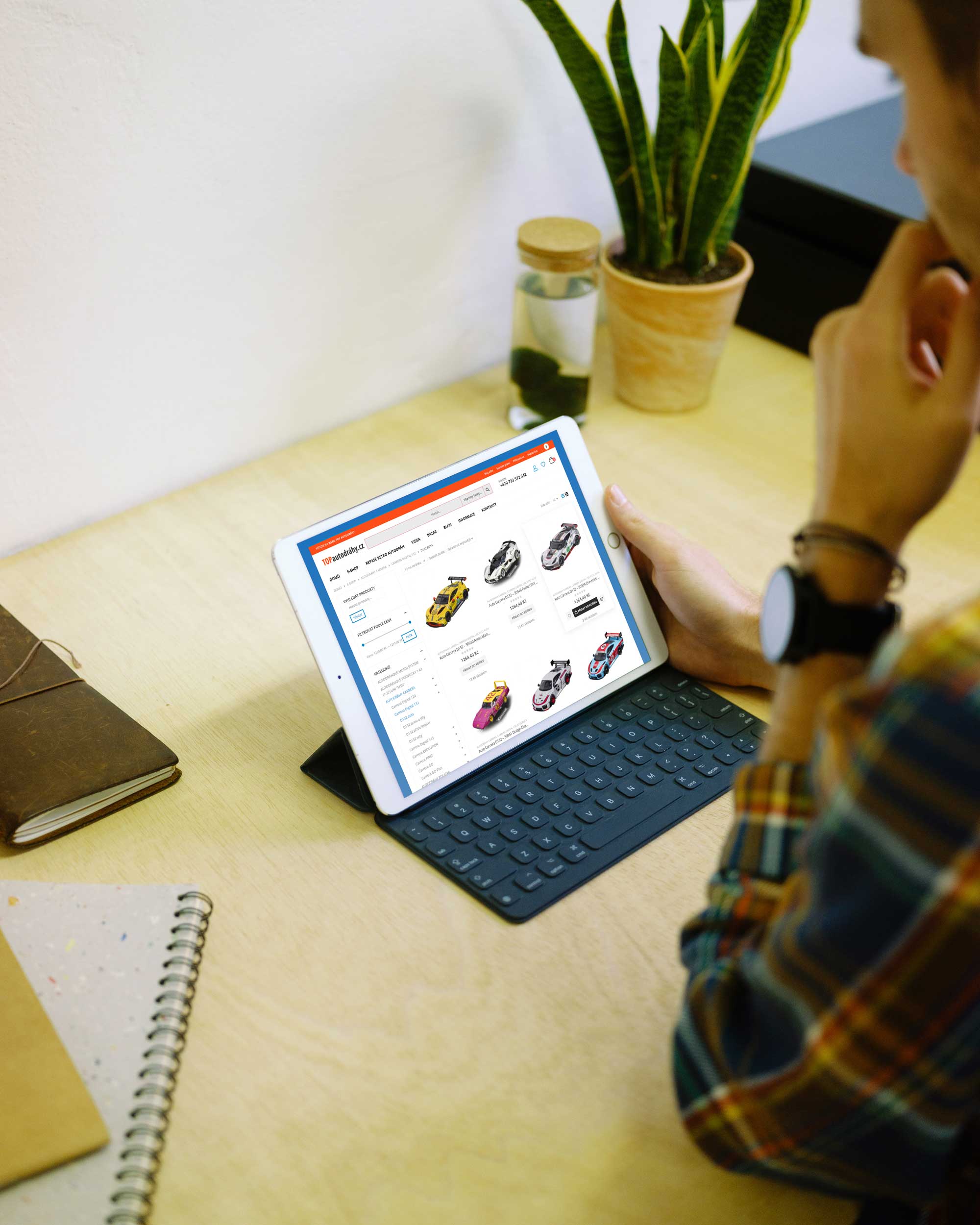 Microsoft Surface s kategoriemi v eshopu Top autodráhy položený na stole