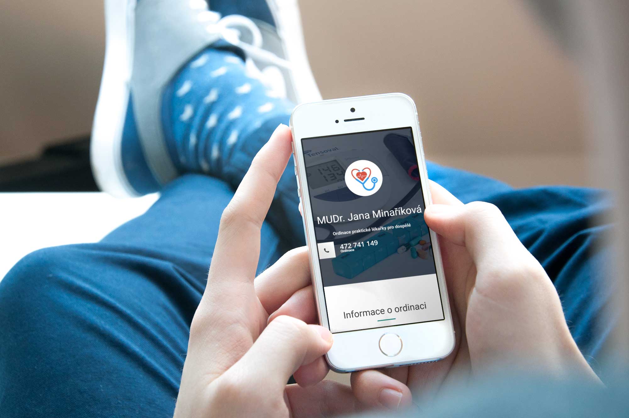 Mobil v rukách s microsite MUDr Minaříkové