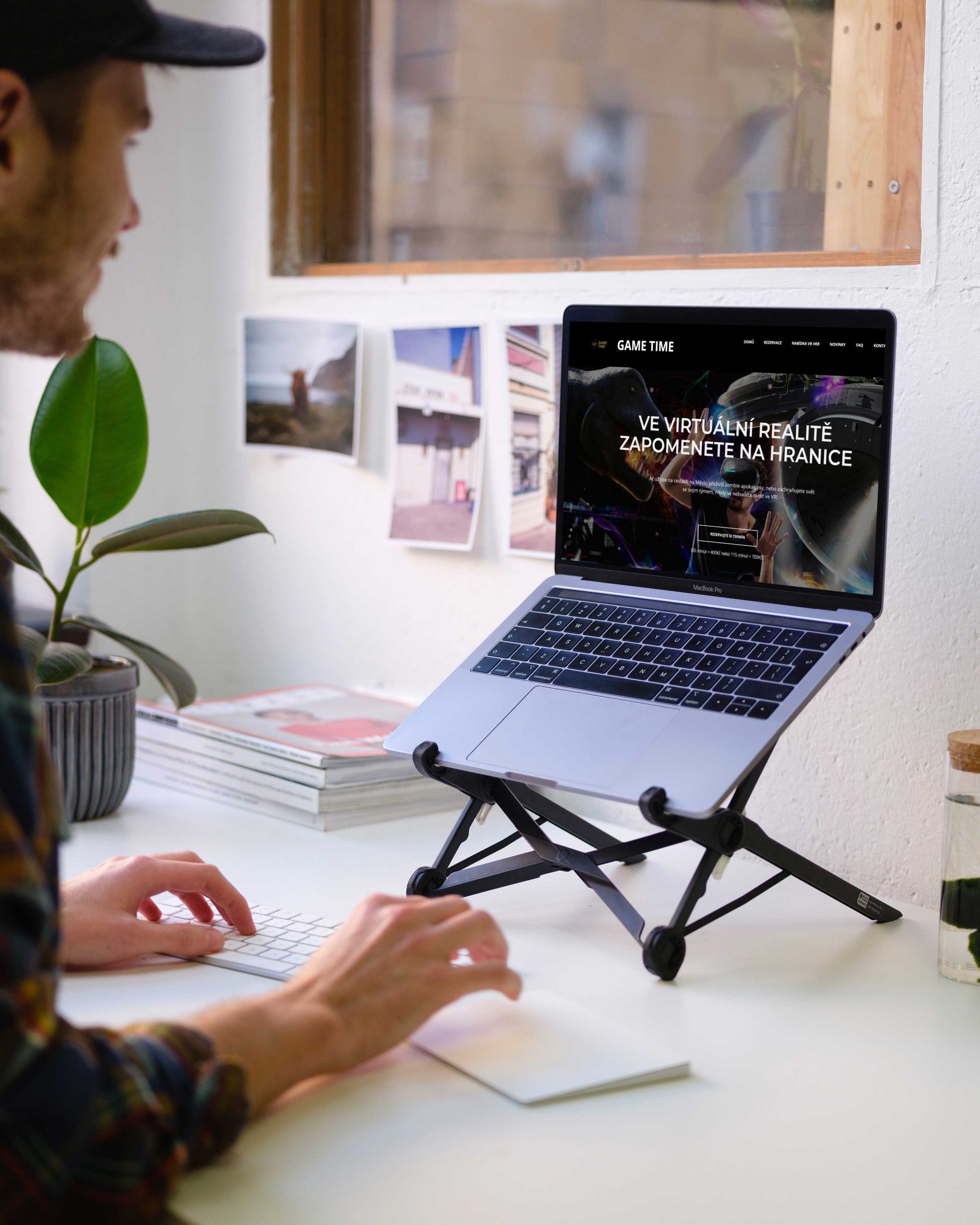 Pohled na pracovní ploch s Microsofr Surface s rezervačním portálem virtuální reality Game Time Lovosice