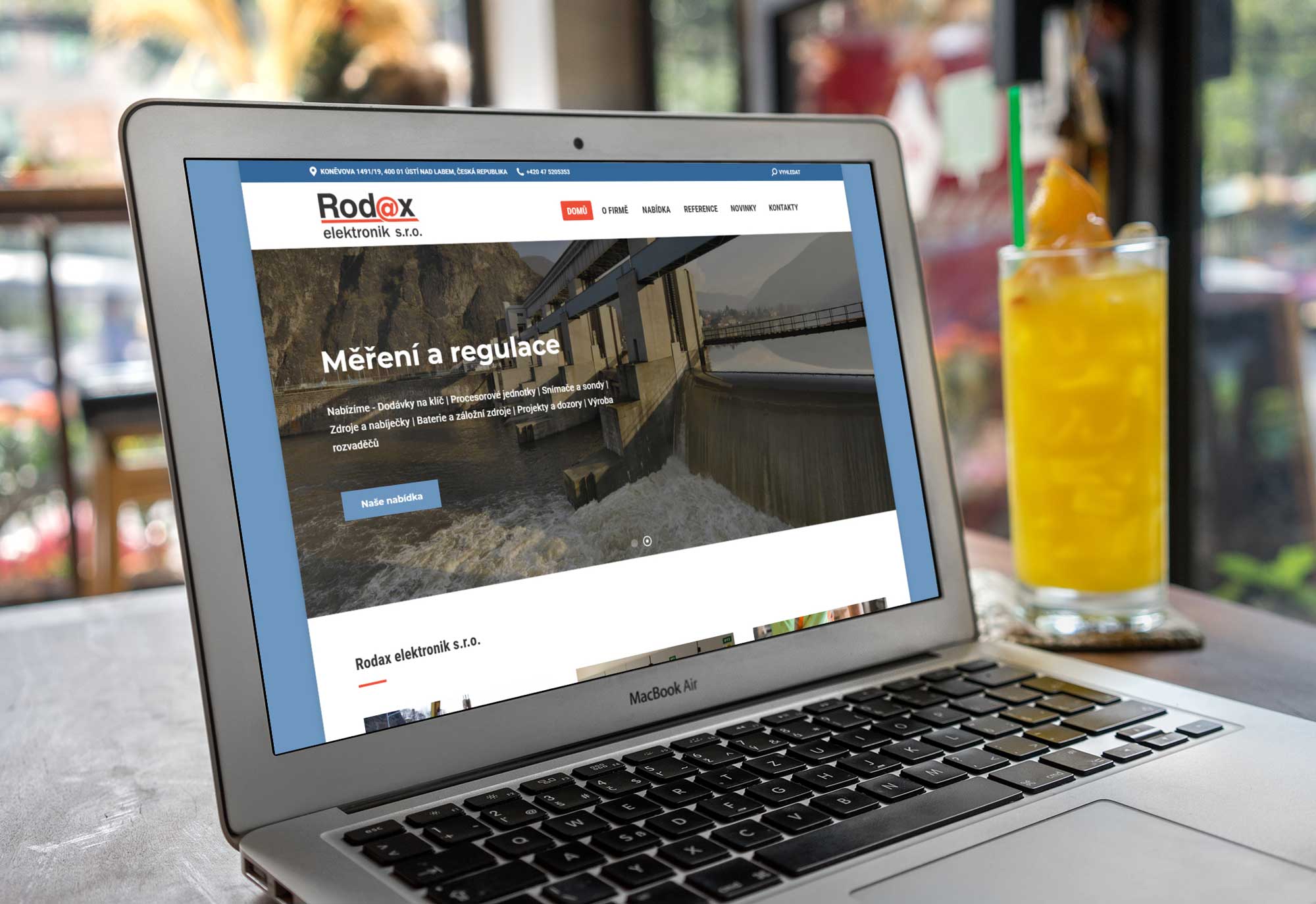 Laptop položený na stole s webovými stránkami Rodax elektronik_2