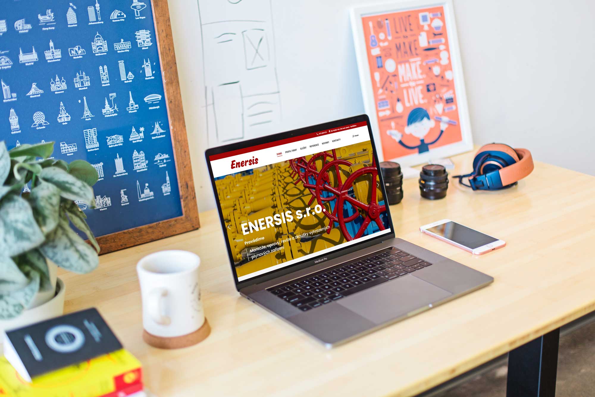 Laptop položený na stole s webovými stránkami firmy Enersis s.r.o.