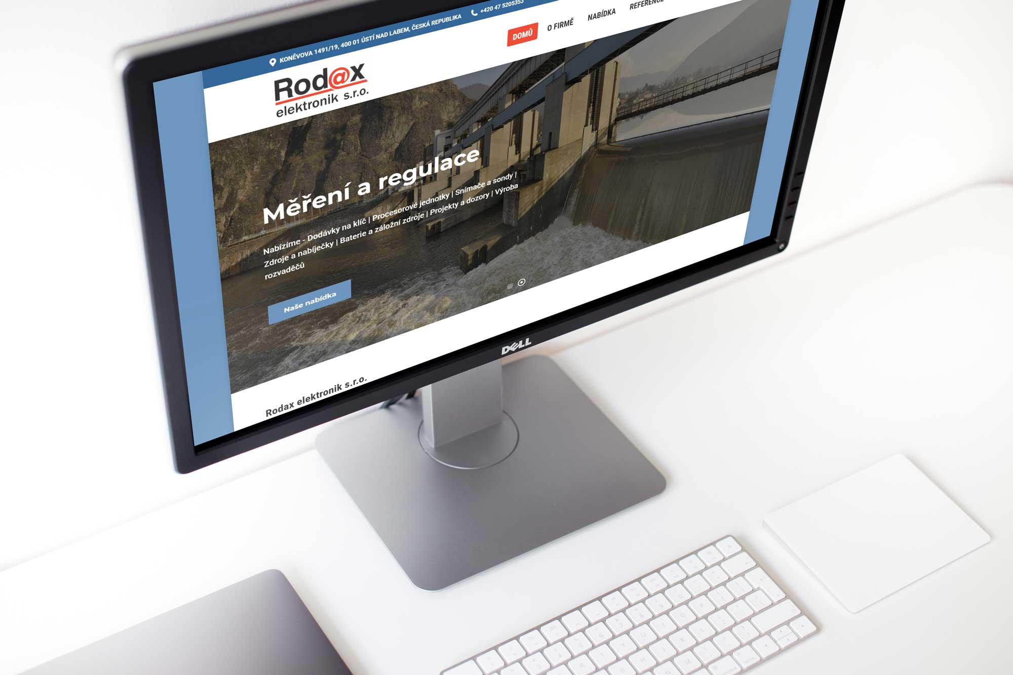Desktop s webovými stránkami Rodax elektronik na pracovním stole