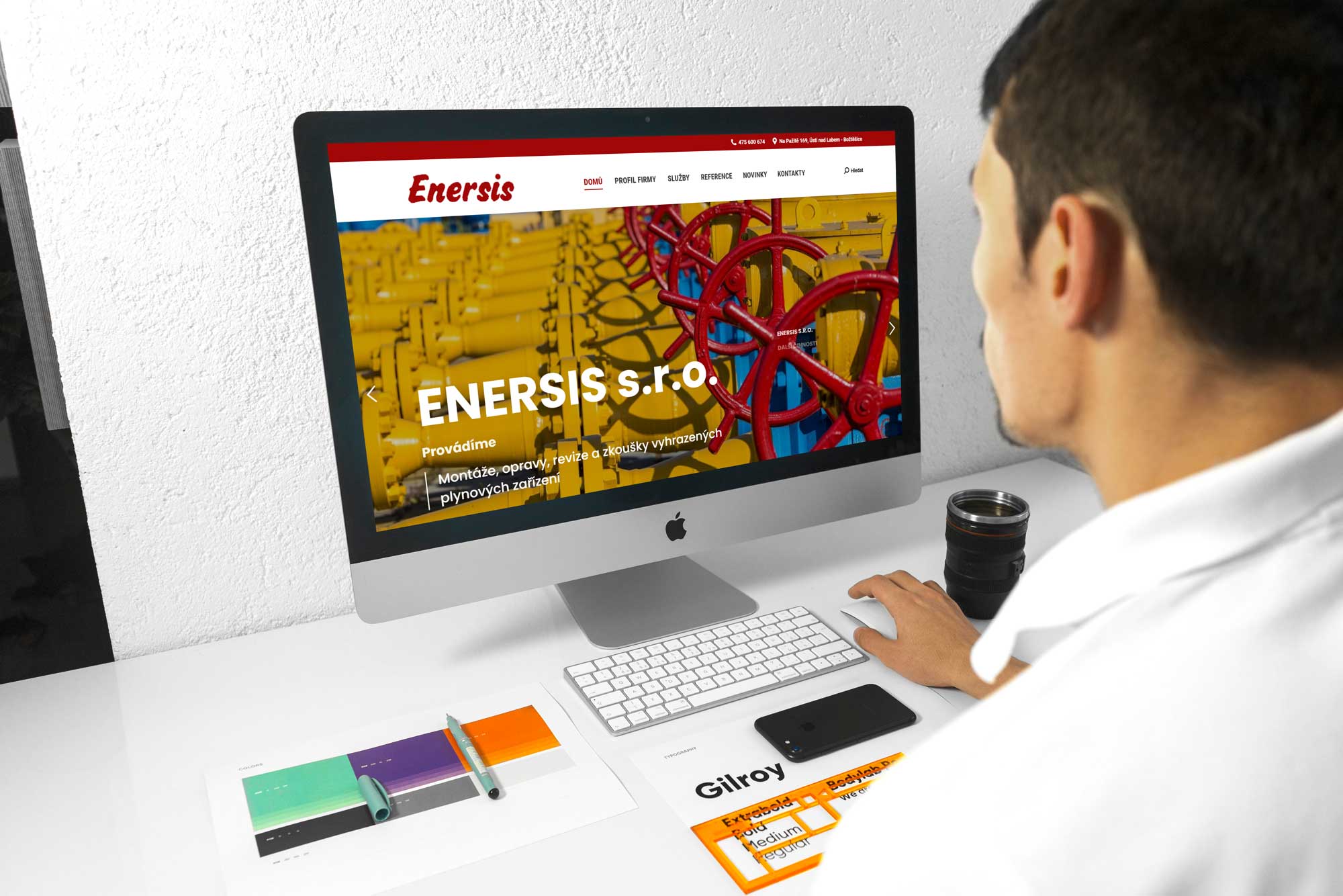 Desktop a pracovník s webovými stránkami firmy Enersis s.r.o.