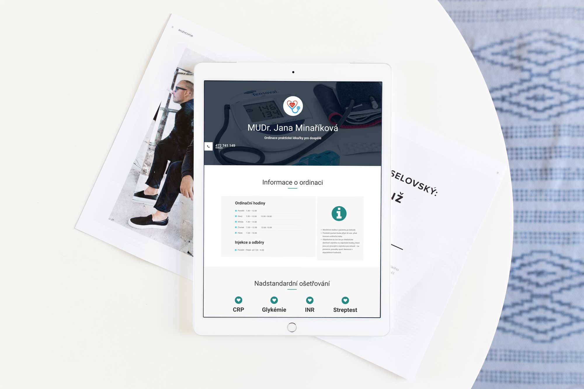 Tablet položený na stole s microsite MUDr Minaříkové