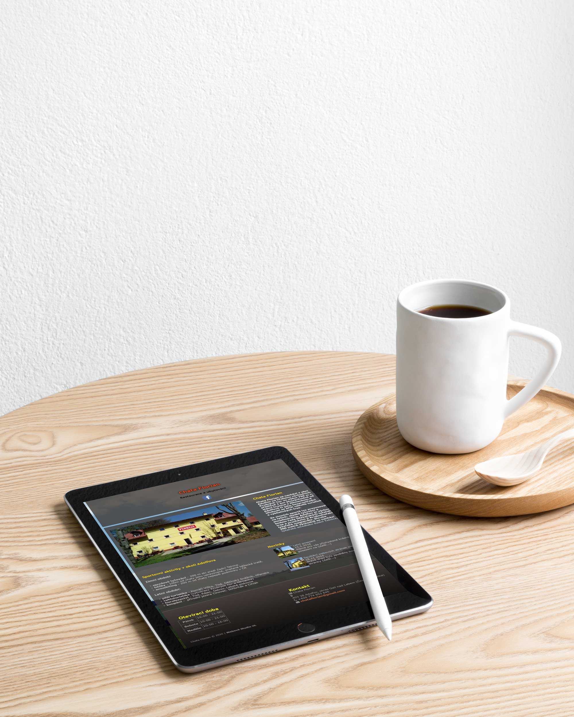 Pohled na tablet na stole s webovými stránkami chata Florian Adolfov