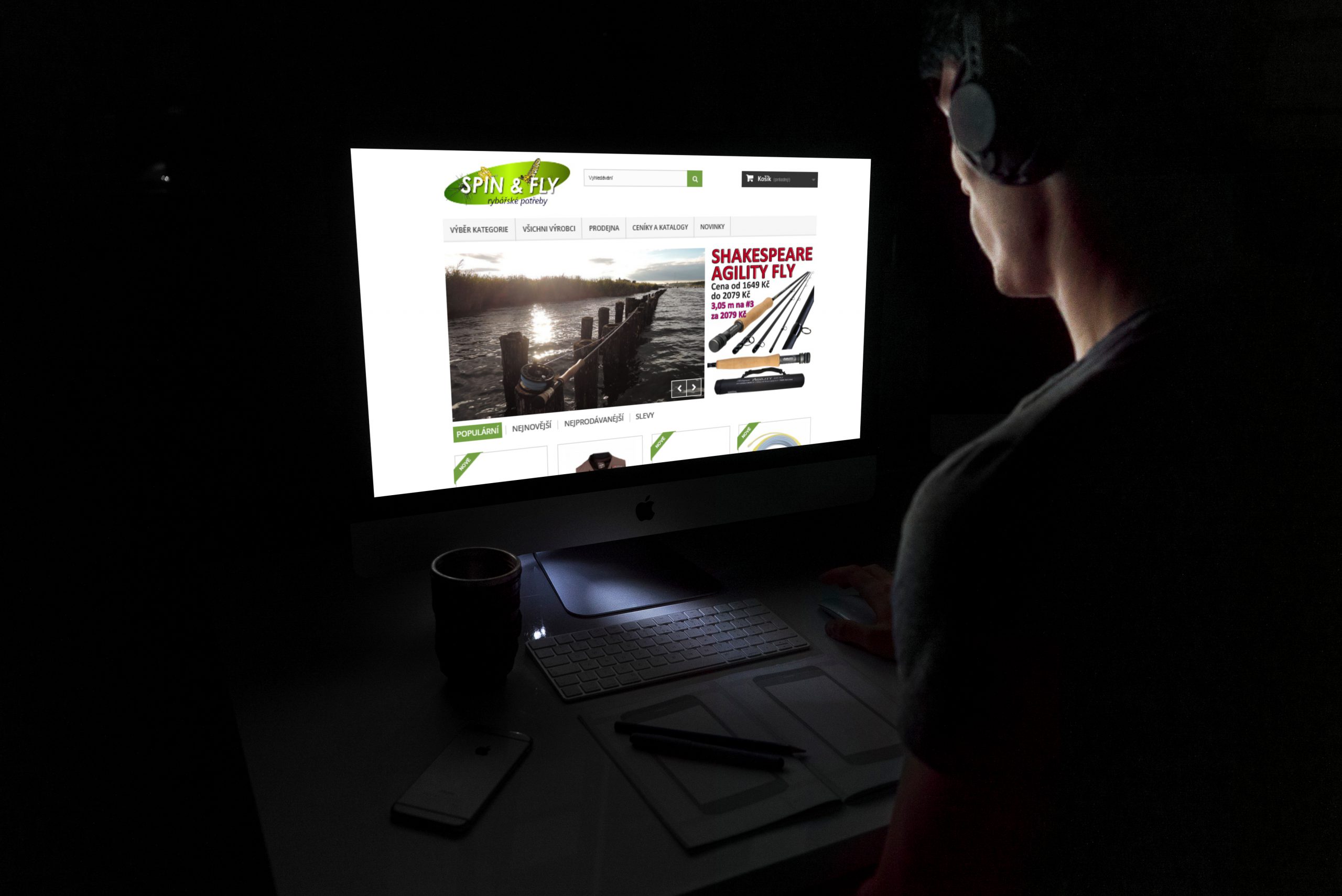 Monitor na pracovním stole s eshopem Spinfy Praha