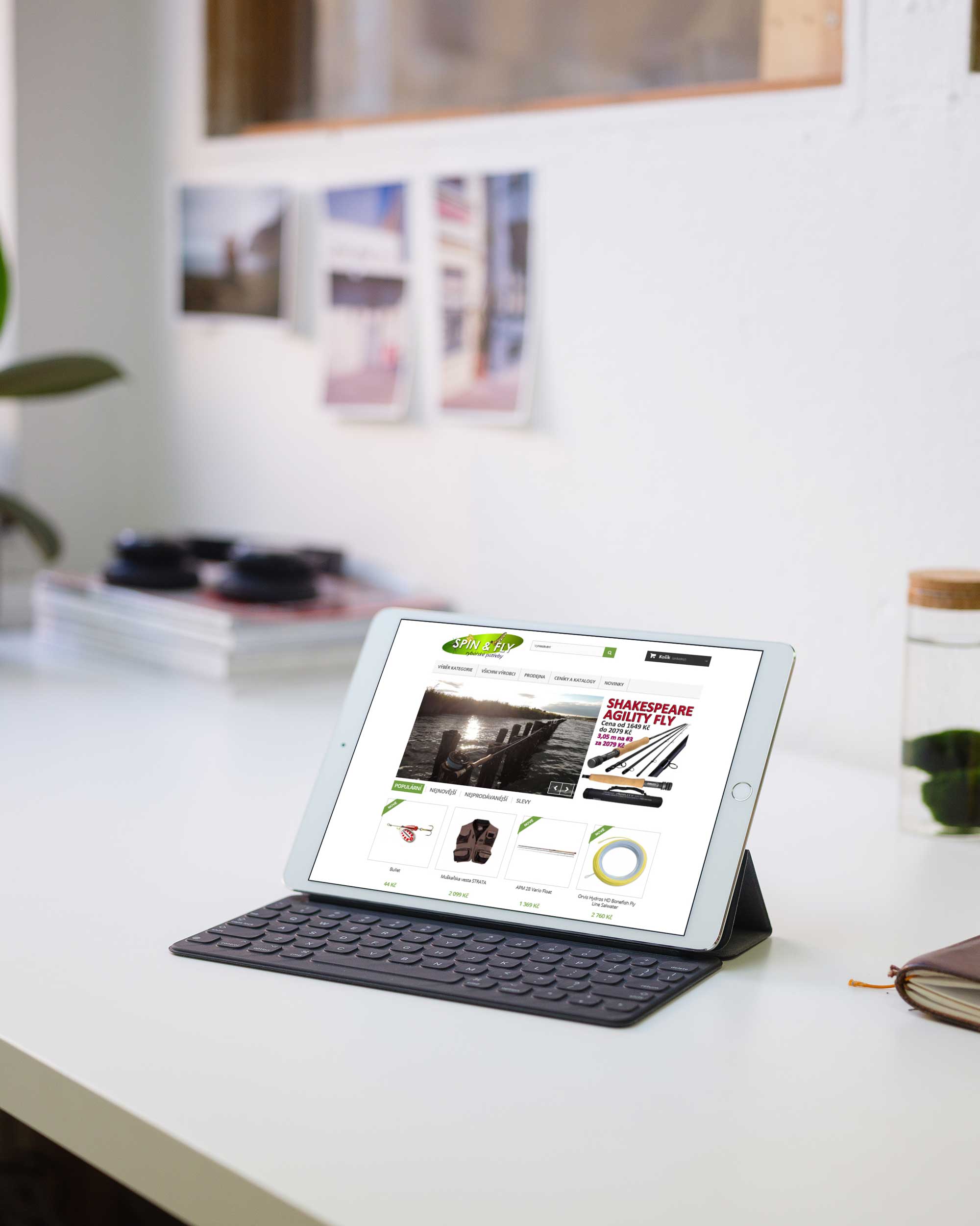 Microsoft Surface na pracovním stole s eshopem Spinfy Praha_2